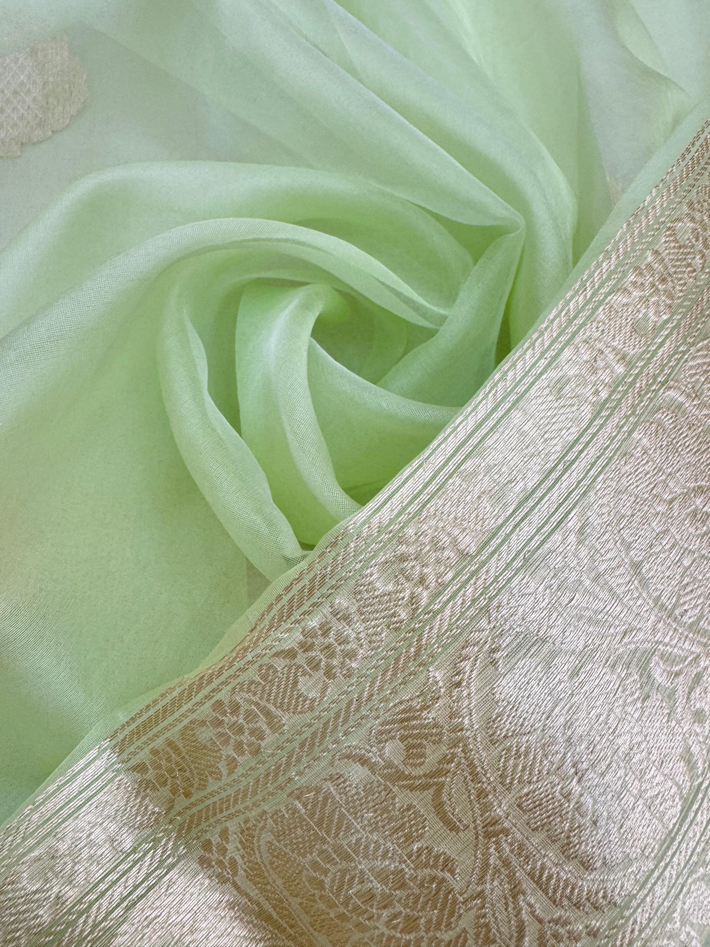 Pure Banarasi Kora Silk Kadhwa Buta Saree