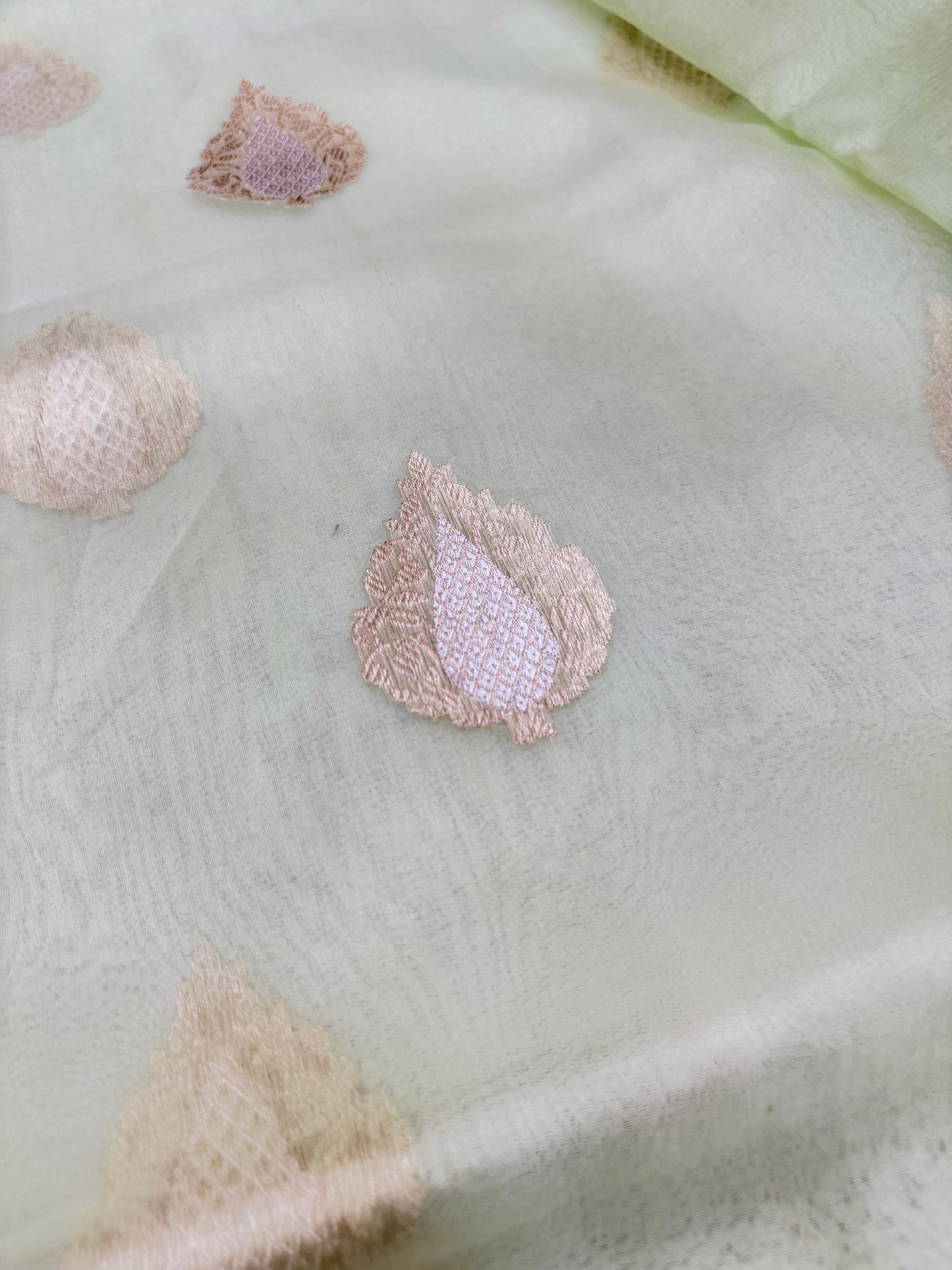 Pure Banarasi Kora Silk Kadhwa Buta Saree