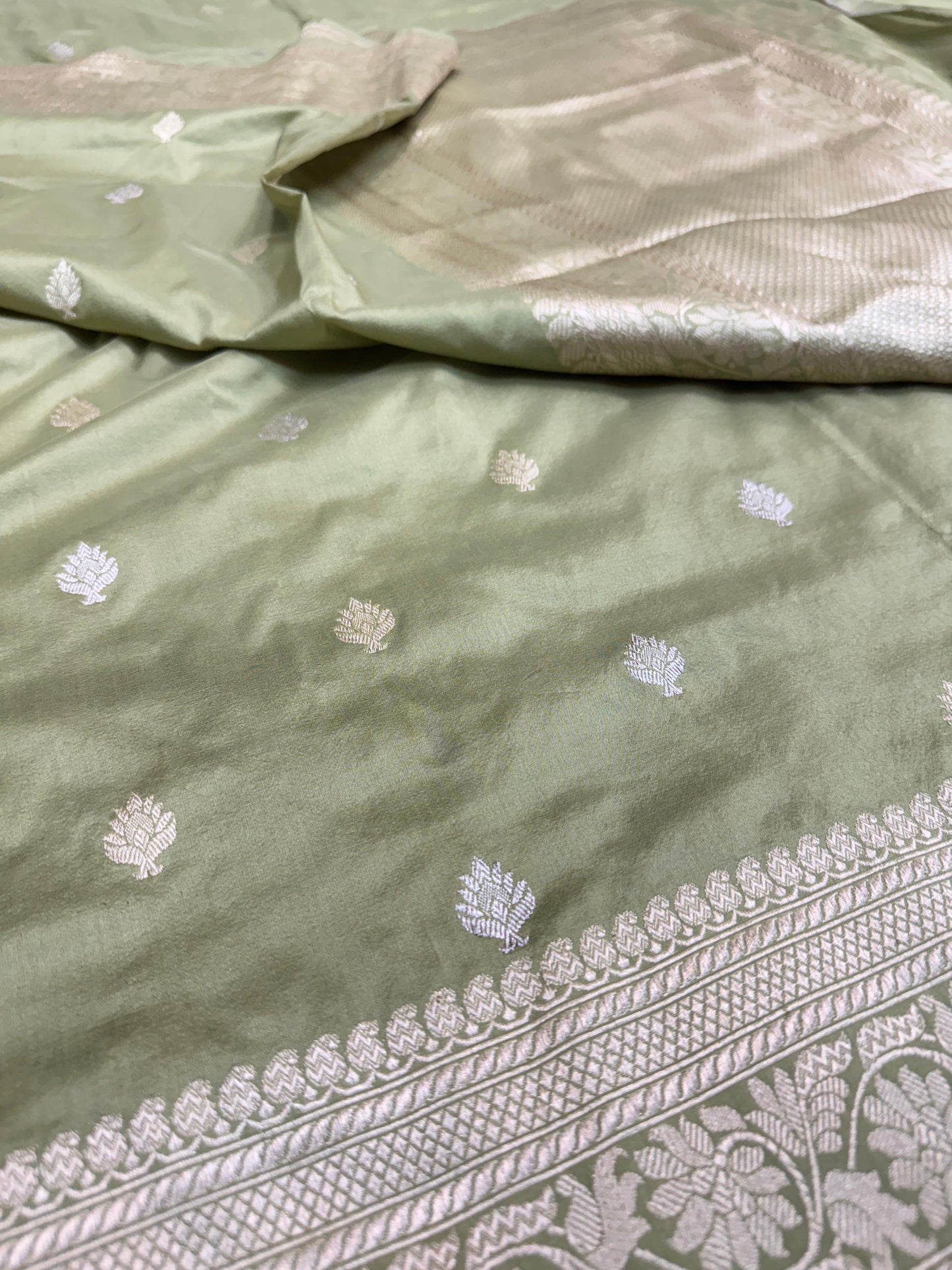 Pure Banarasi Katan Silk kadhwa Buta Saree