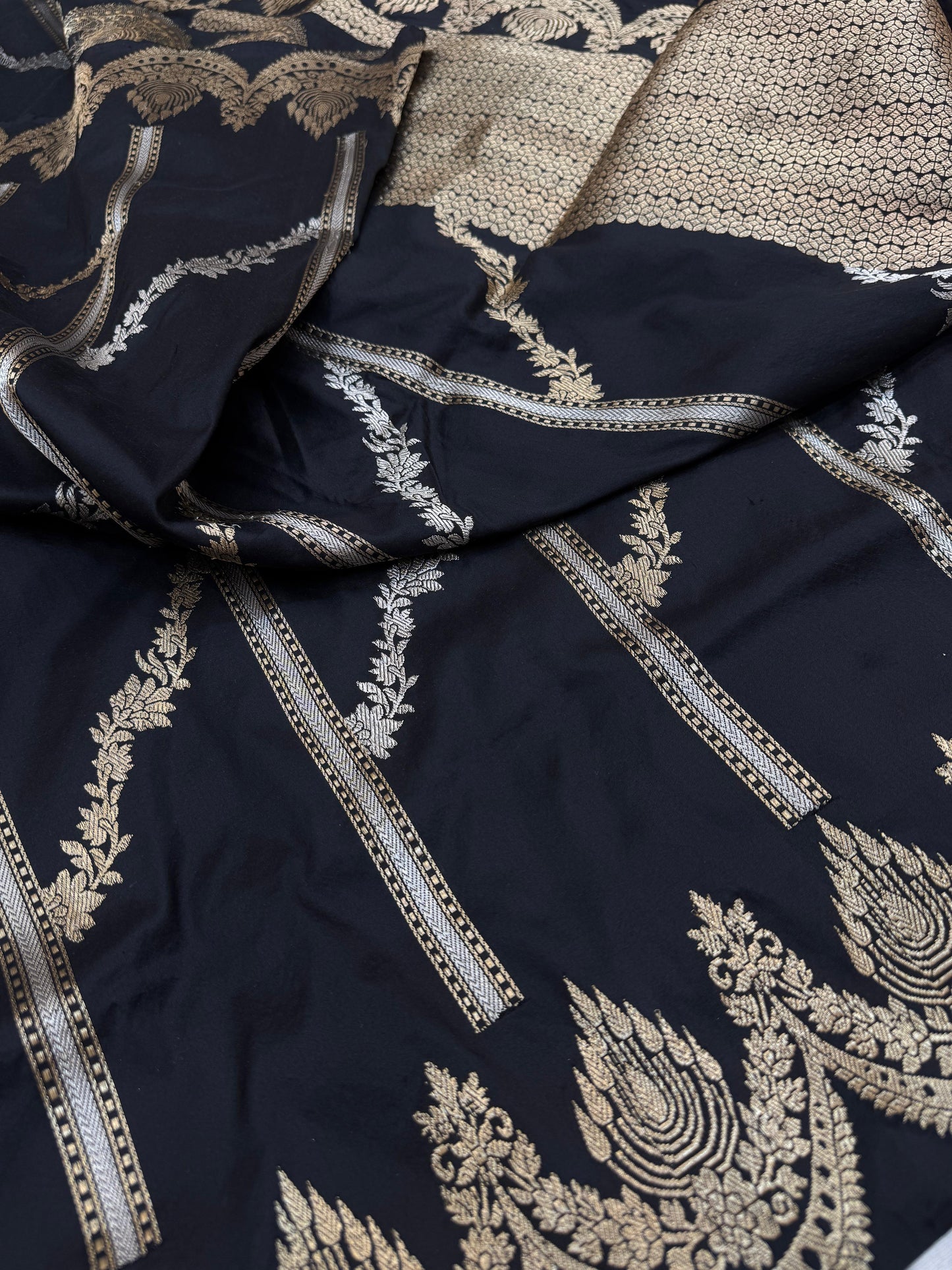 Pure Banarasi Katan Silk Kadhwa Cross Saree
