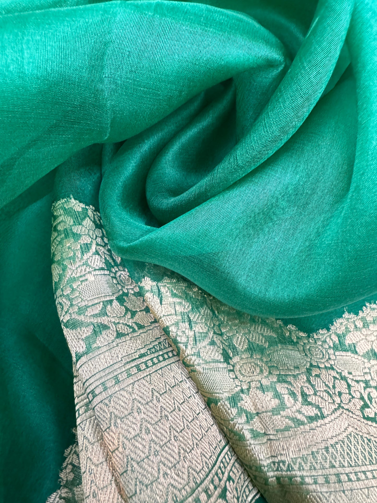 Pure Banarasi Kora Silk Kadhwa Buta Saree